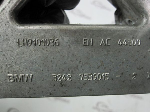 BMW 3 2.5 B 05r łapa mocowanie pompy wspomagania 7539015 - obrazek 3