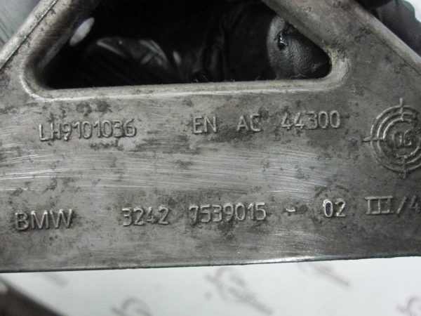 BMW E90 E60 2.5 B 07r łapa mocowanie pompy wspomagania LH9101036 - obrazek 3