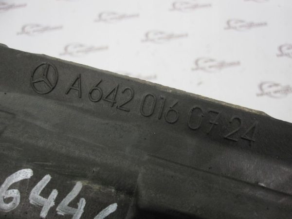 MERCEDES E 3.0 CDI 06r wygłuszenie silnika lewe A6420160724 - obrazek 2