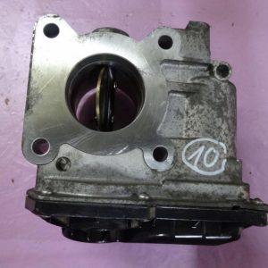 NISSAN MICRA 1.2 12V 98KM HR12 3HA40-01A 77806E8008 PRZEPUSTNICA