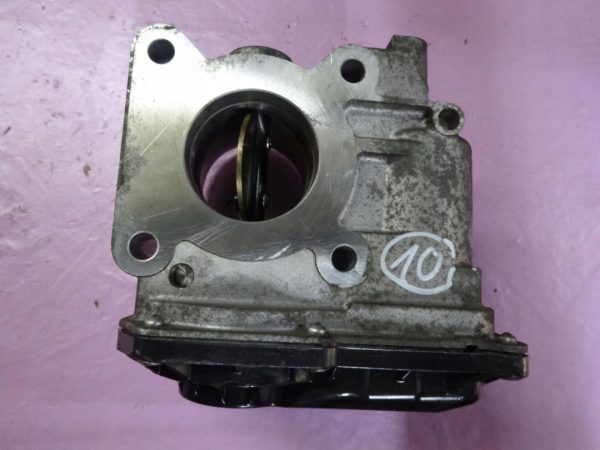 NISSAN MICRA 1.2 12V 98KM HR12 3HA40-01A 77806E8008 PRZEPUSTNICA