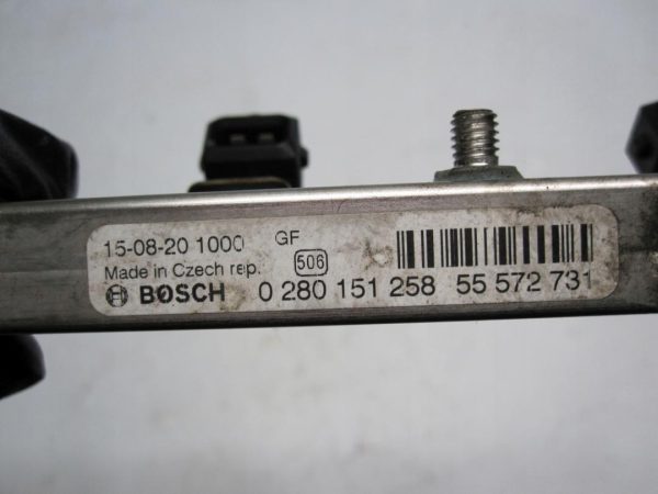 Opel Corsa 1.2 16V B12XER 15R. 70KM 55572731 Listwa wtryskowa wtryski - obrazek 3