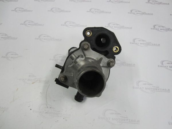 Opel Insignia 1.8 16V A18XER 09R. 140KM 55353311 OBUDOWA TERMOSTATU - obrazek 3