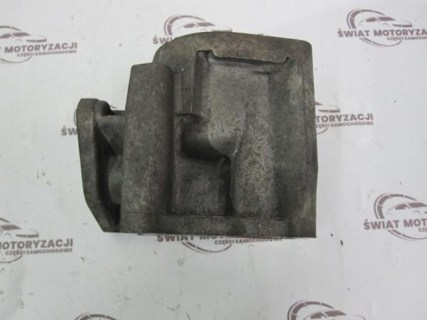 PAJERO 3.0 B V6 97r obudowa termostatu - obrazek 2