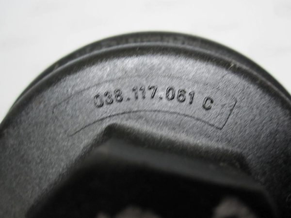 VW CRAFTER 2.5 TDI 110KM 10r. 038117061C NAKRĘTKA CHŁODNICZKI OLEJU - obrazek 2