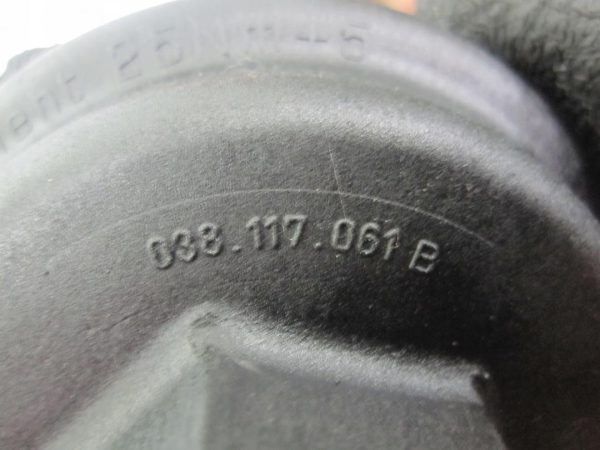 VW PASSAT 2.0 TDI 09r pokrywa chłodnicy oleju 038117061B - obrazek 3